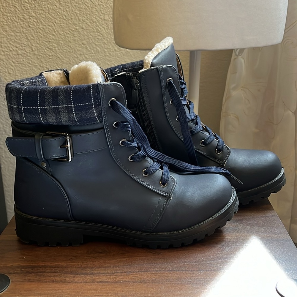Women’s shoes size 8 navy blue zipper lace ankle boots with Sherpa lining